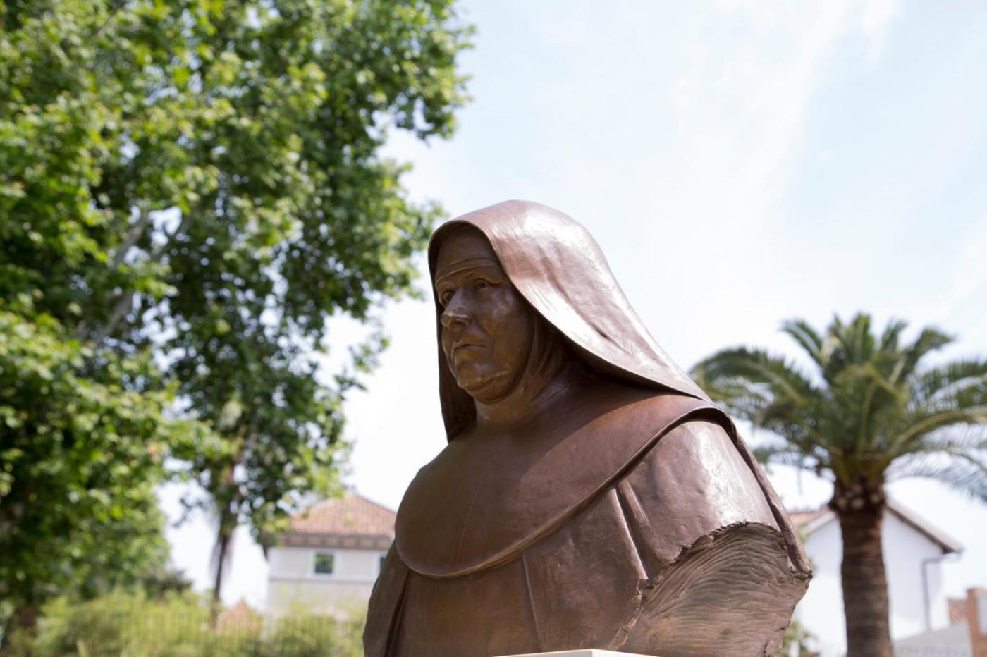 Busto de Madre Asunción junto a la capilla del colegio