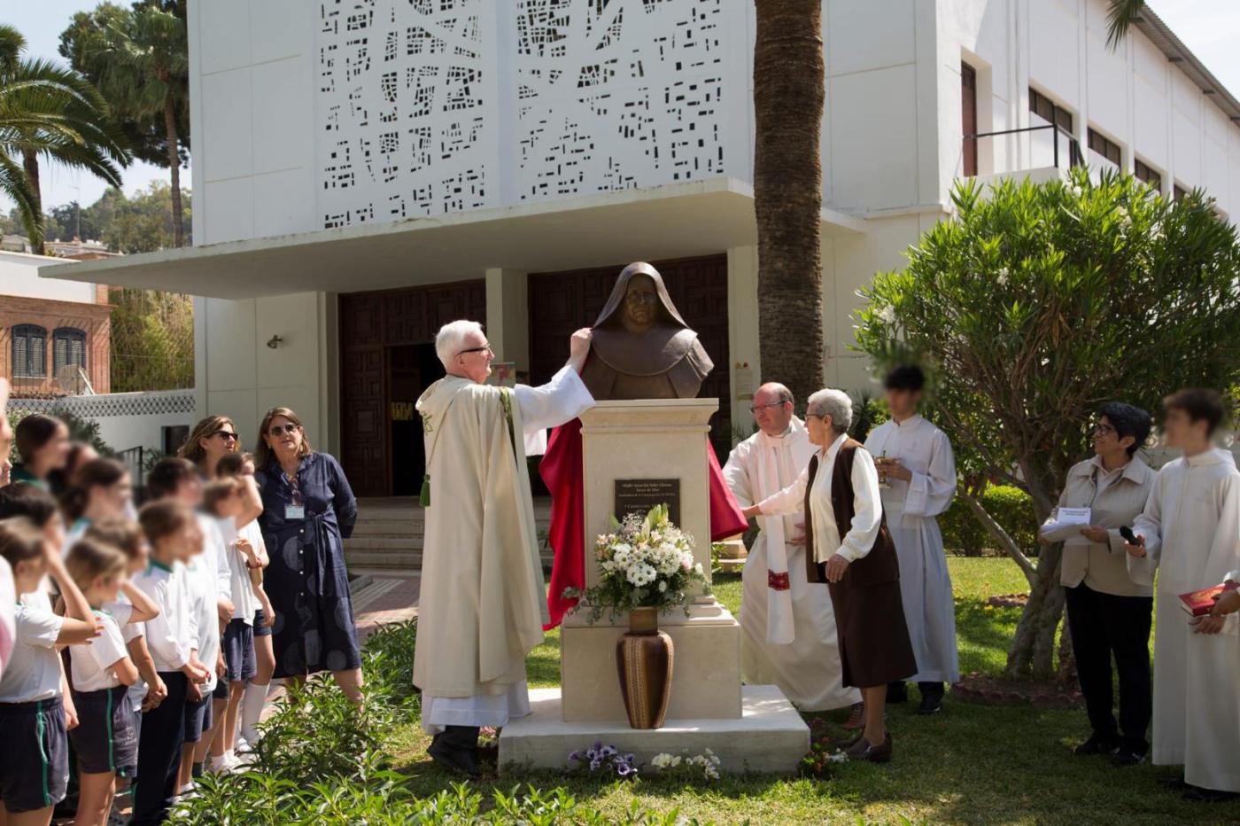 Nuevo busto de Madre Asunción en el colegio de las Carmelitas del Sagrado Corazón