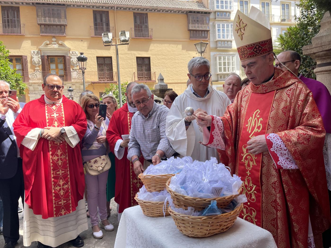 Signo de envío en Pentecostés 2024, en el Patio de los Naranjos de la Catedral // E. LLAMAS