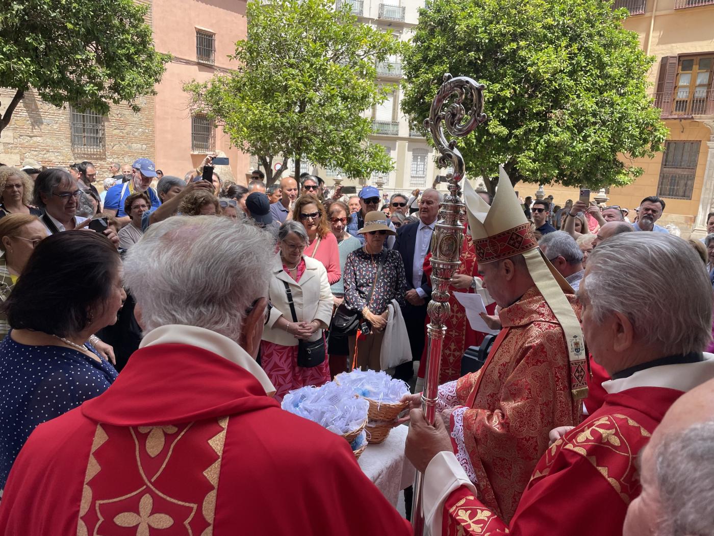 Signo de envío en Pentecostés 2024, en el Patio de los Naranjos de la Catedral // E. LLAMAS