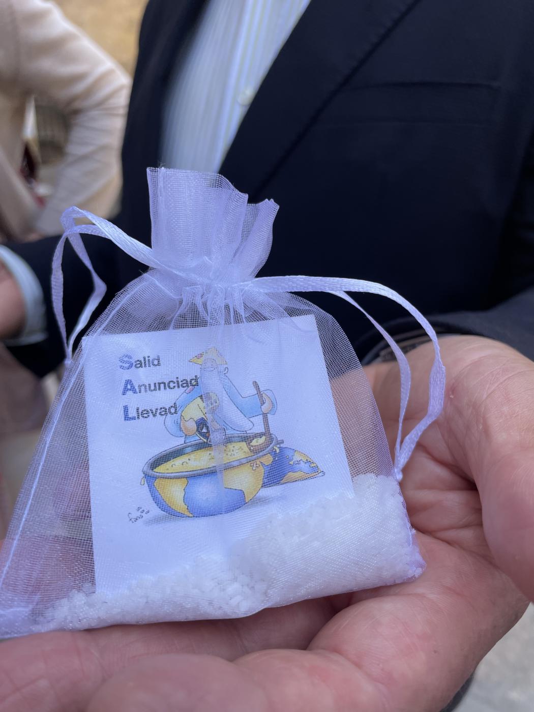 Signo de envío en Pentecostés 2024, en el Patio de los Naranjos de la Catedral // E. LLAMAS