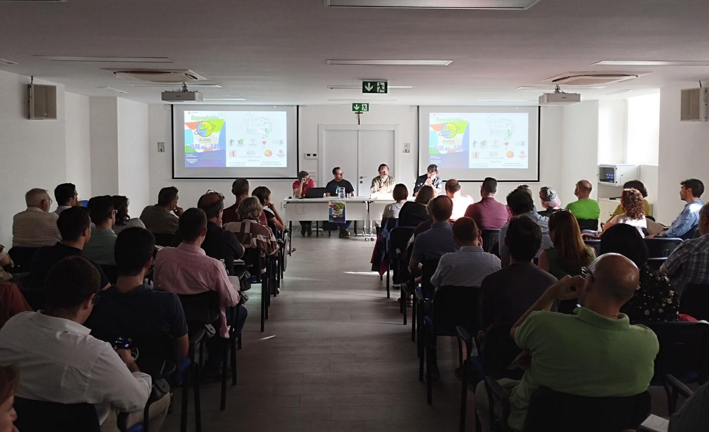 Mesa redonda de inauguración, en la sede de Cáritas Diocesana