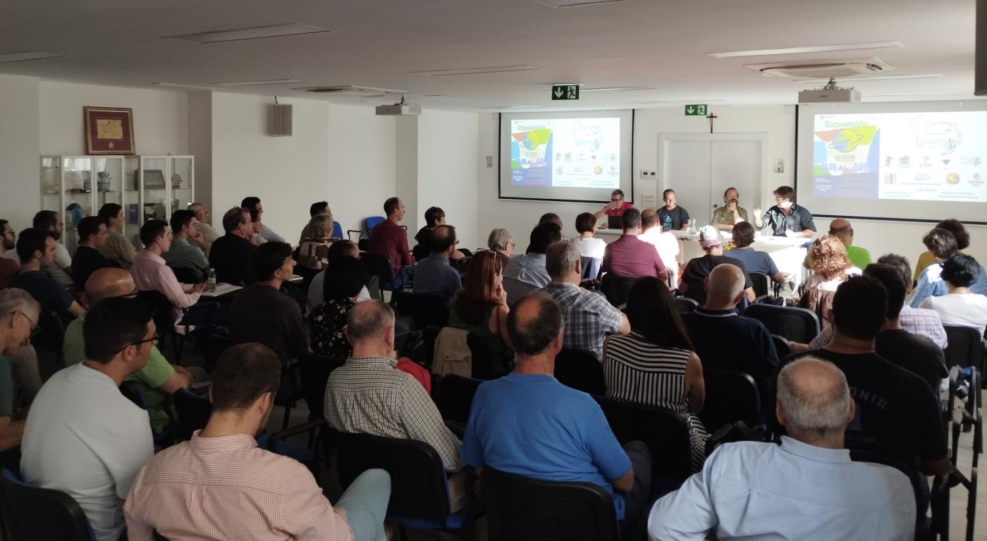 Mesa redonda de inauguración, en la sede de Cáritas Diocesana