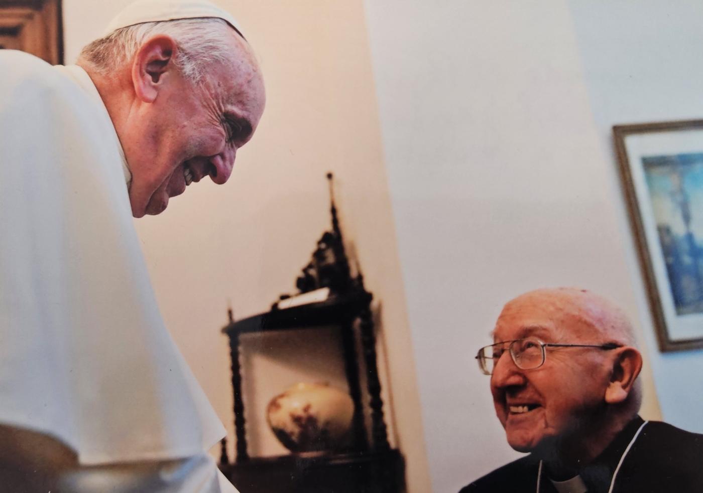El Padre Alberto Álvarez SJ, el día que recibió la visita del papa Francisco en su residencia en Tokio