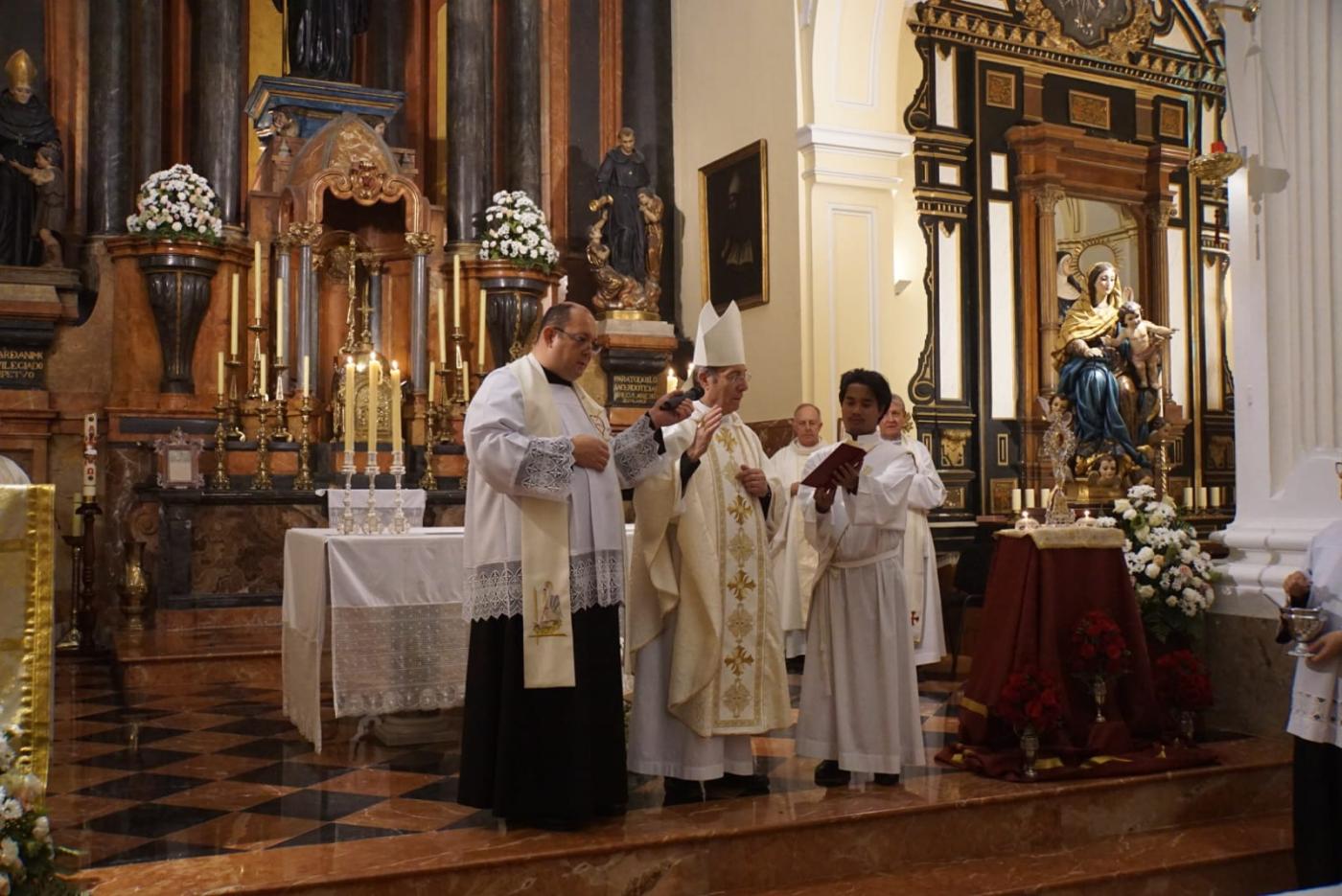 Bendición de las rosas en la fiesta de Santa Rita de Casia en la iglesia de San Agustín