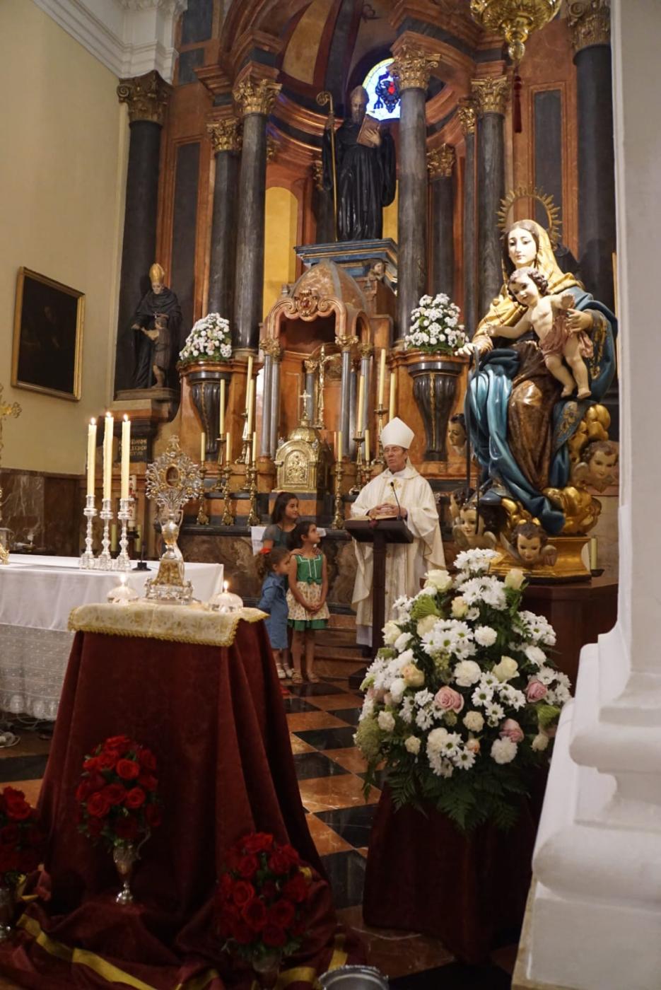 Bendición de las rosas en la fiesta de Santa Rita de Casia en la iglesia de San Agustín
