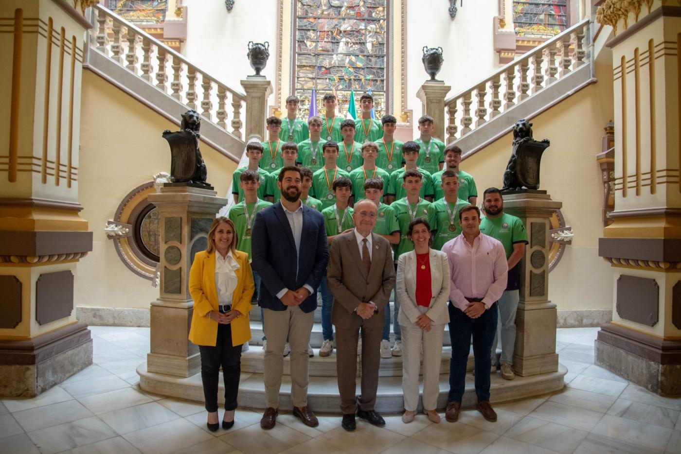 El alcalde de Málaga recibe al cadete masculino de balonmano de Fundación Victoria