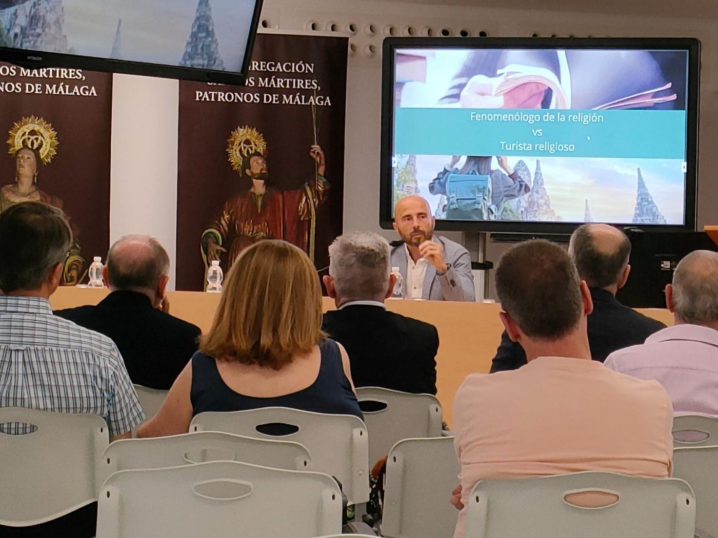 Ángel Nuño, en su conferencia, en el salón de actos del CESET San Pablo / A. MEDINA