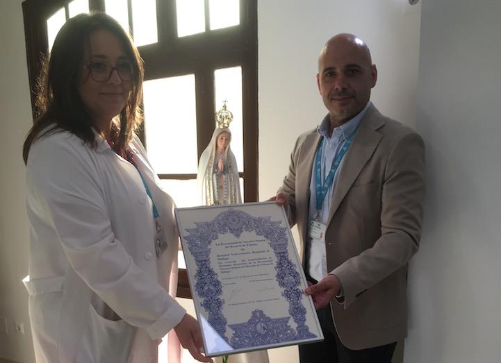 El subdirector del Hospital Civil, Diego Pérez, con el acta de entrega de la imagen de la Virgen de Fátima