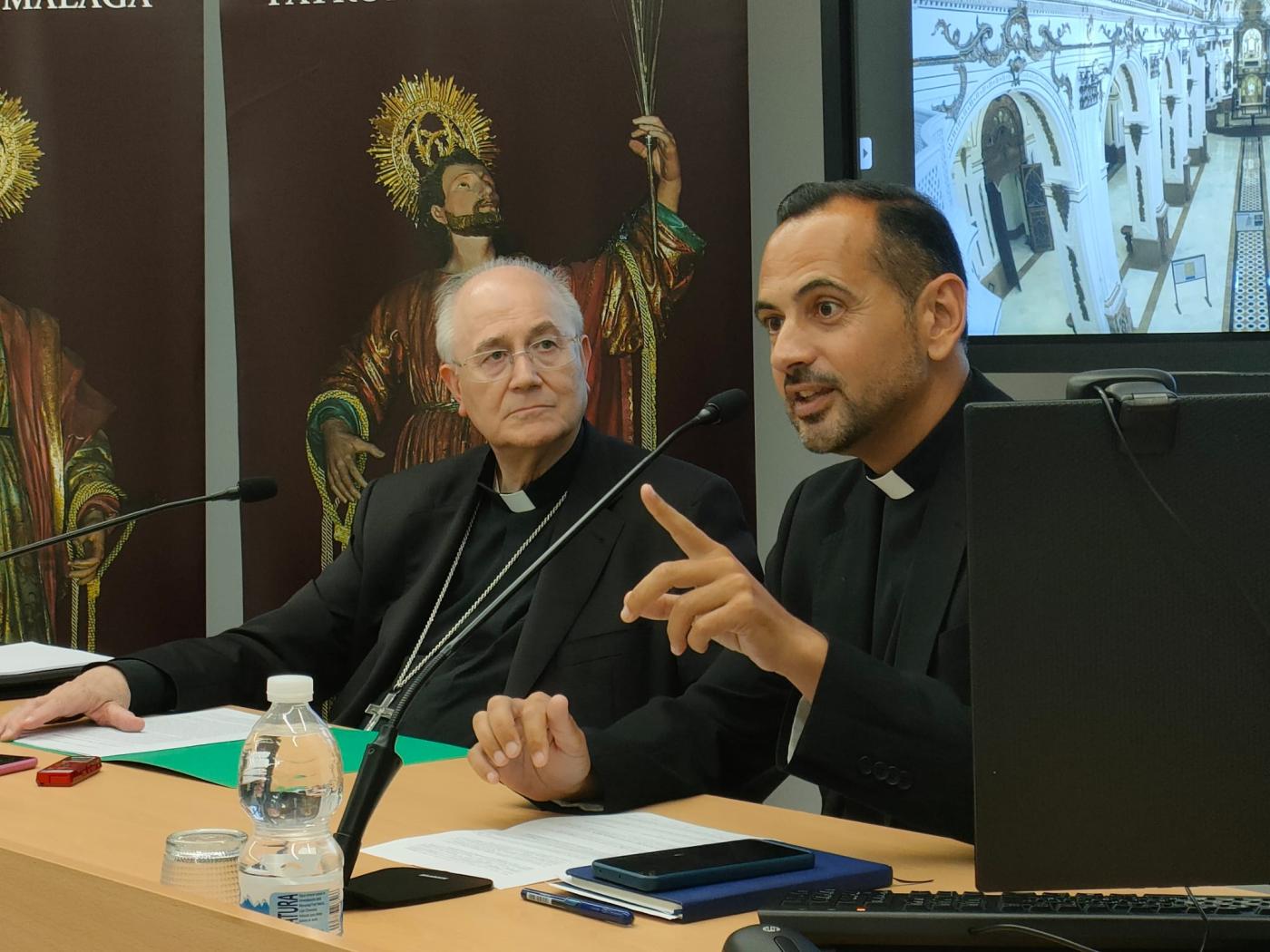 Mons. Adolfo González Montes, en su conferencia, presentado por el subdirector del CESET San Pablo, Rafael Vázquez / A.MEDINA