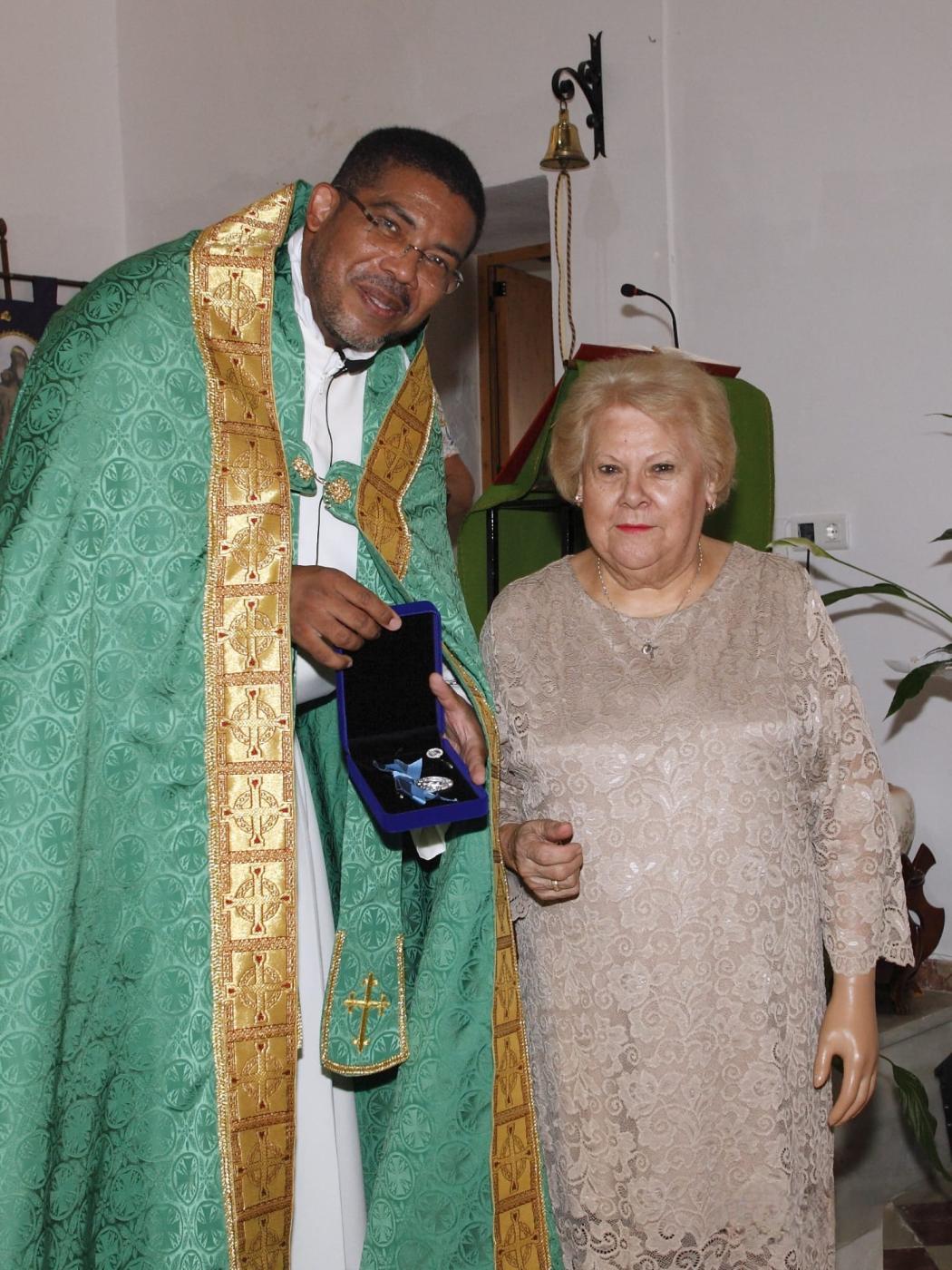 Adela López recibiendo la medalla Pro Ecclesia Malacitana