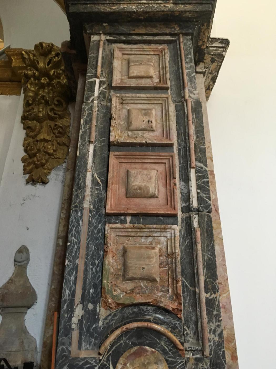 «En estos mármoles del siglo XVIII se pueden ver símbolos eucarísticos»