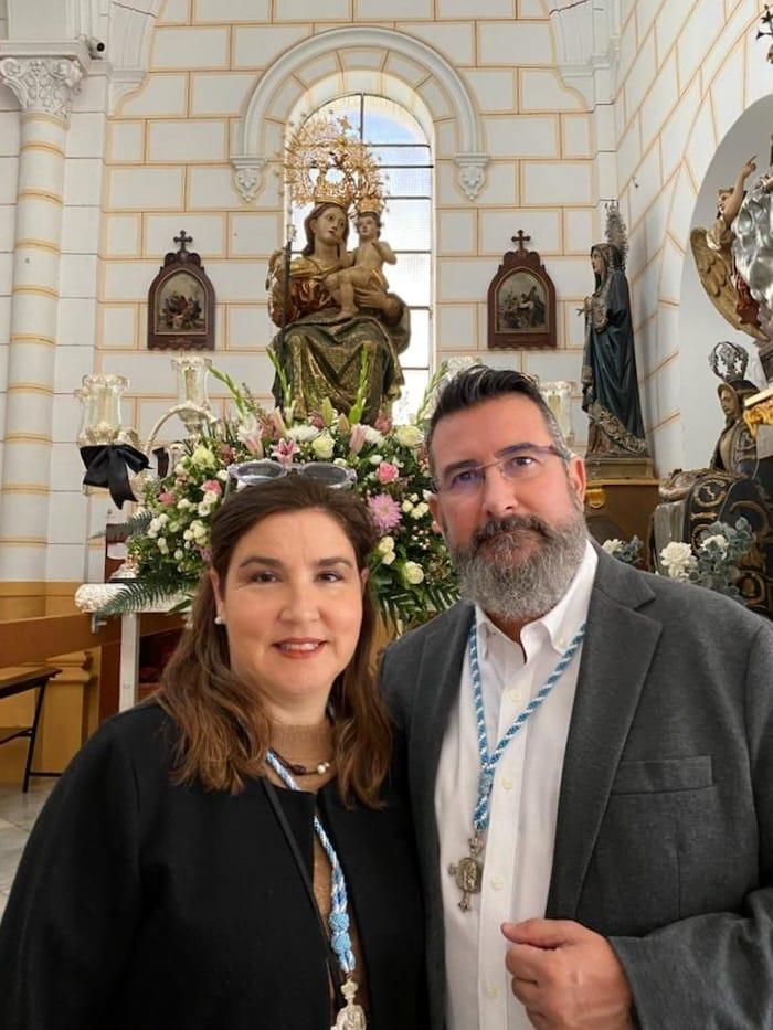 José Juan y su mujer, María Milagrosa, ante la imagen de la patrona de Melilla