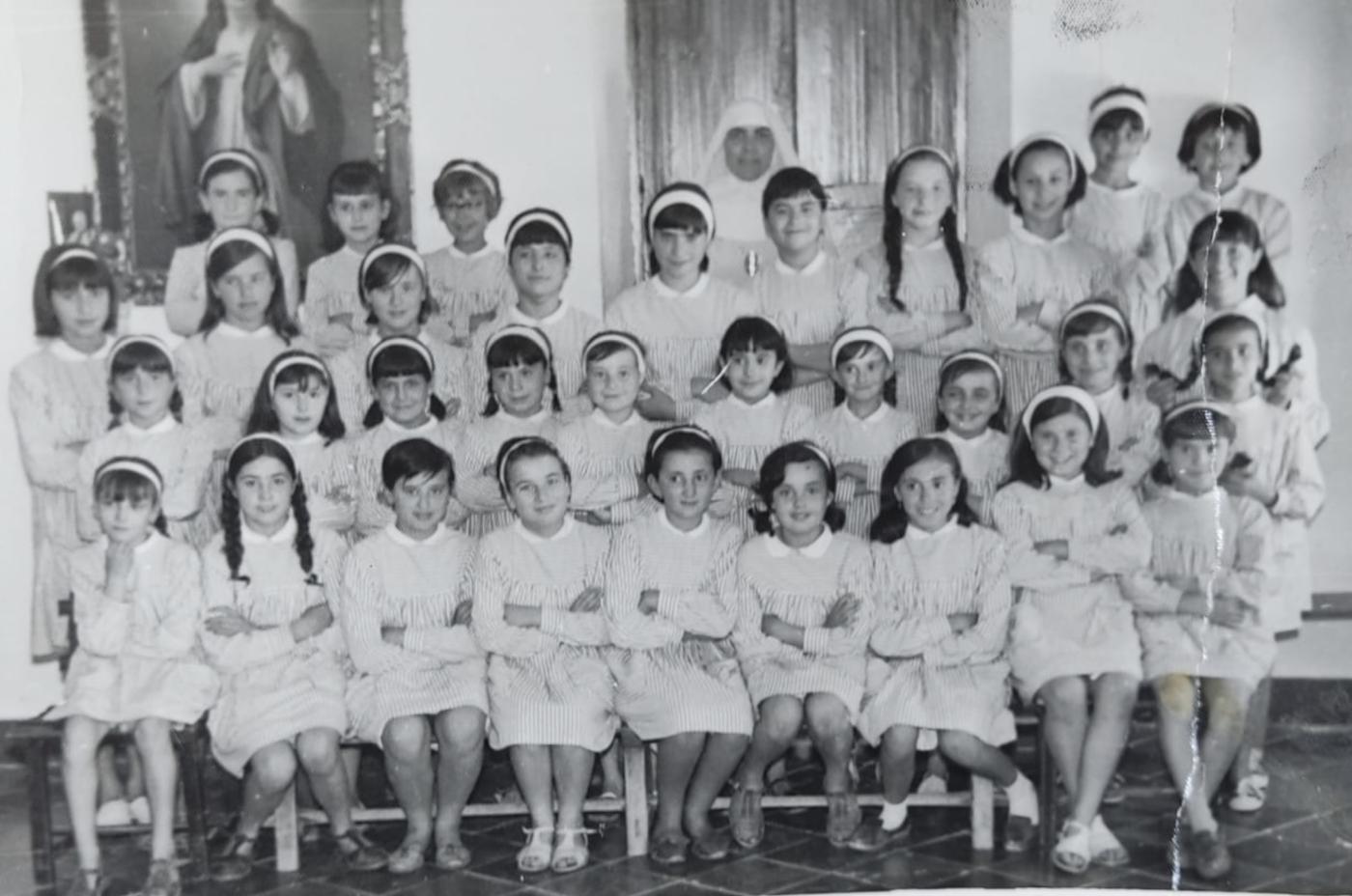 Alumnas del antiguo colegio con las religiosas, en una foto de archivo
