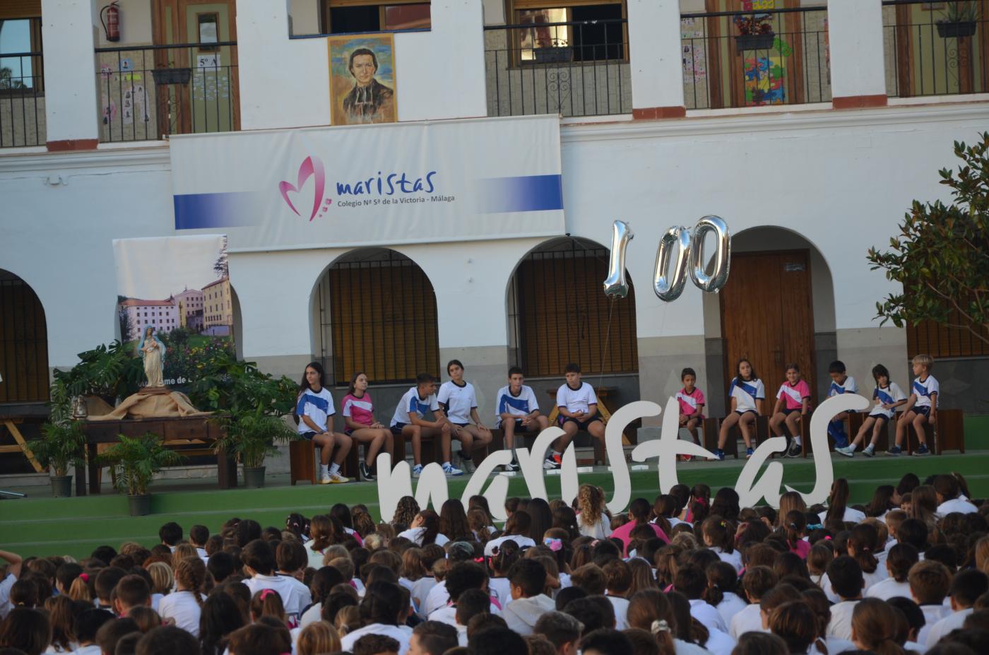 Maristas celebra su cumpleaños con una tarta gigante y 100 velas de esperanza