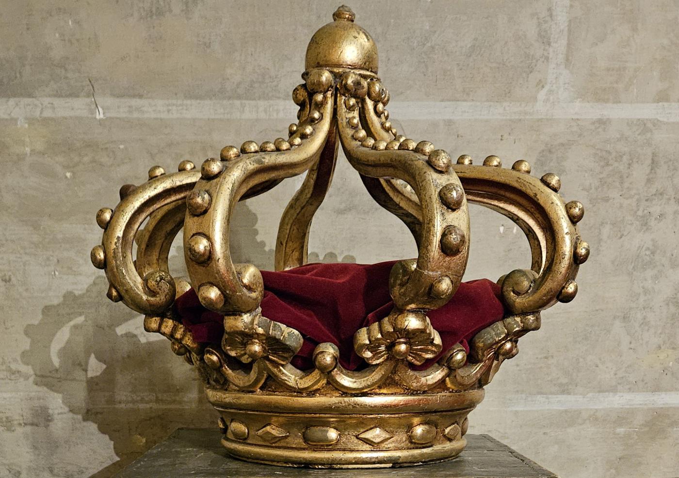 Coronando el túmulo