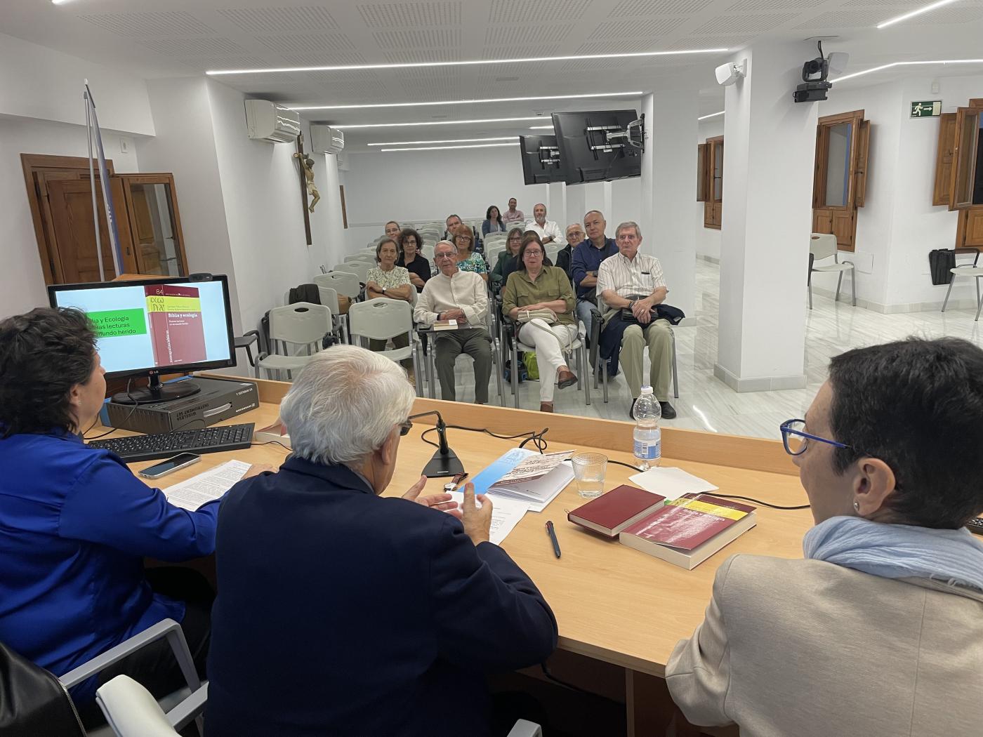 Mariela Martínez presenta los espacios verdes en el Evangelio de San Mateo