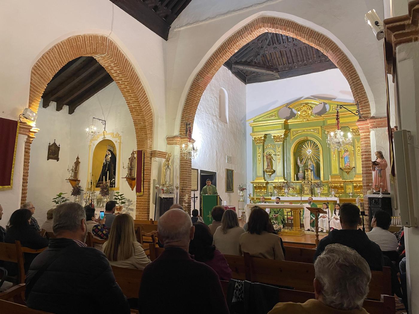 La parroquia de la Encarnación, en Comares, recibe al sacerdote Carlos Samuel Córdoba // E. LLAMAS