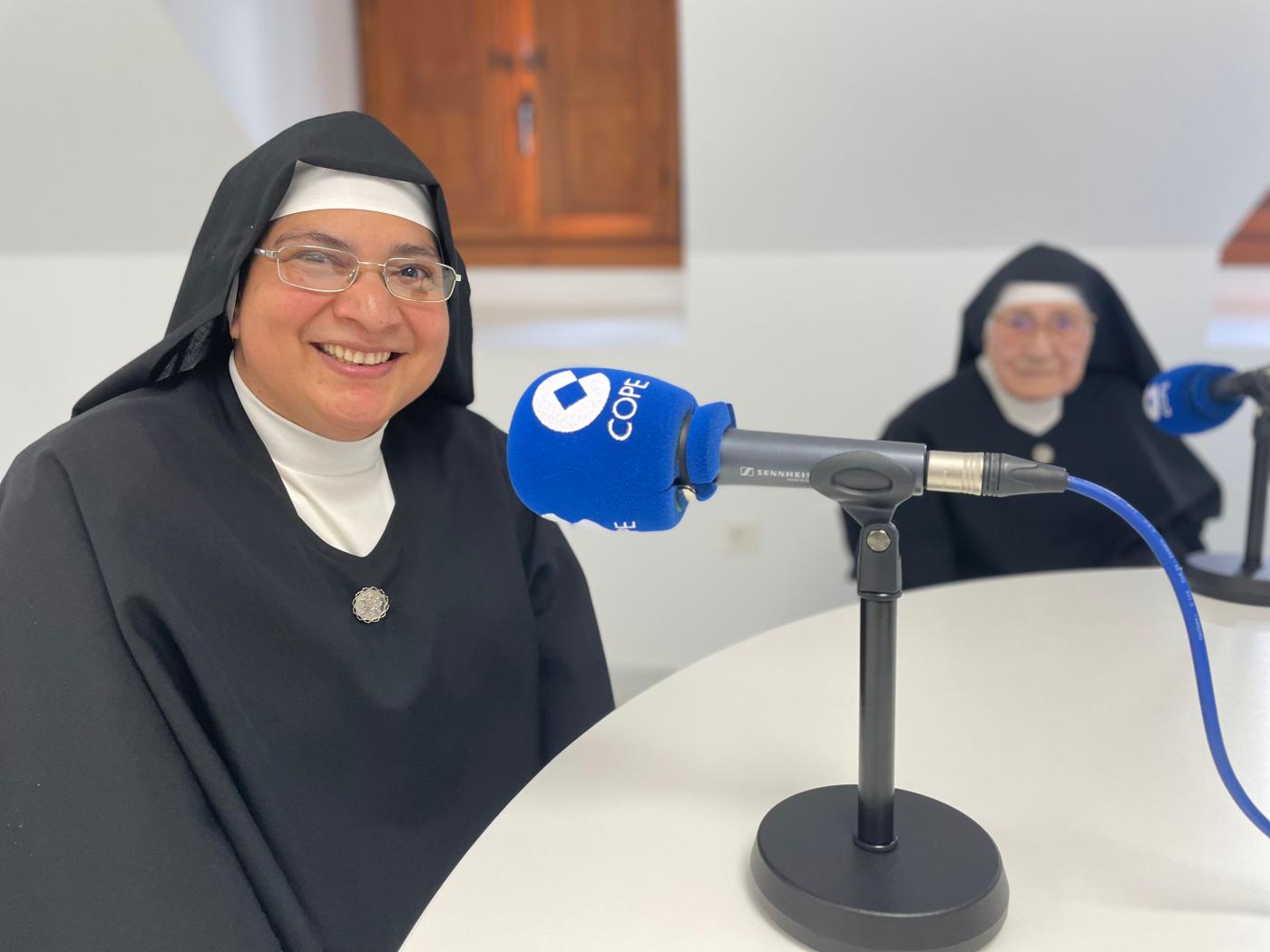 Santos, difuntos y Siervas de María, en el Espejo