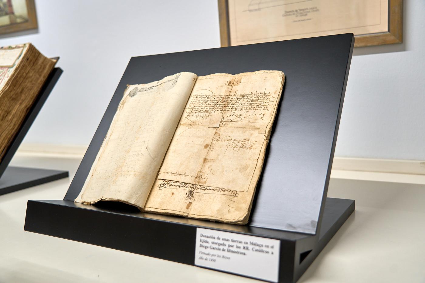 Presentación de los fondos de Santo Tomás en el Archivo Histórico Diocesano. FOTO: JUANJO MAYORGA