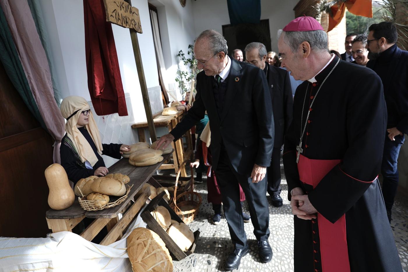 Francisco de la Torre, alcalde de Málaga, visitando el Belén Diocesano 2024