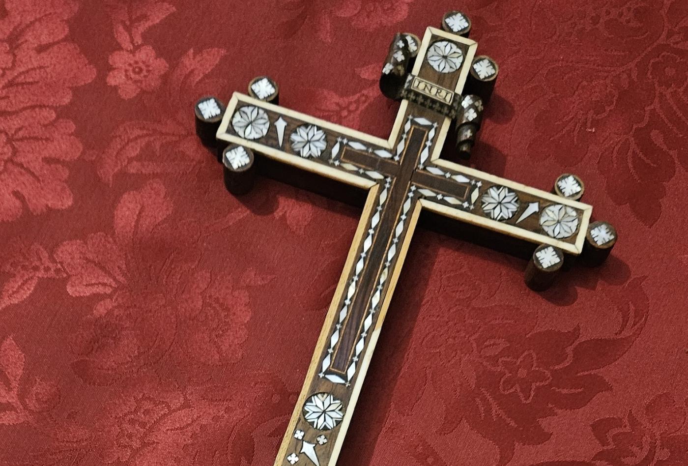 Olivo y nácar en una cruz