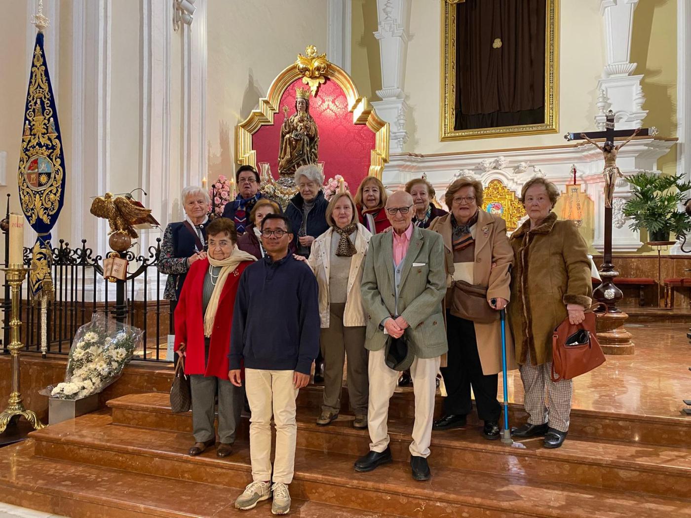 Niños de catequesis realizan su ofrenda de flores en El Carmen (El Perchel)