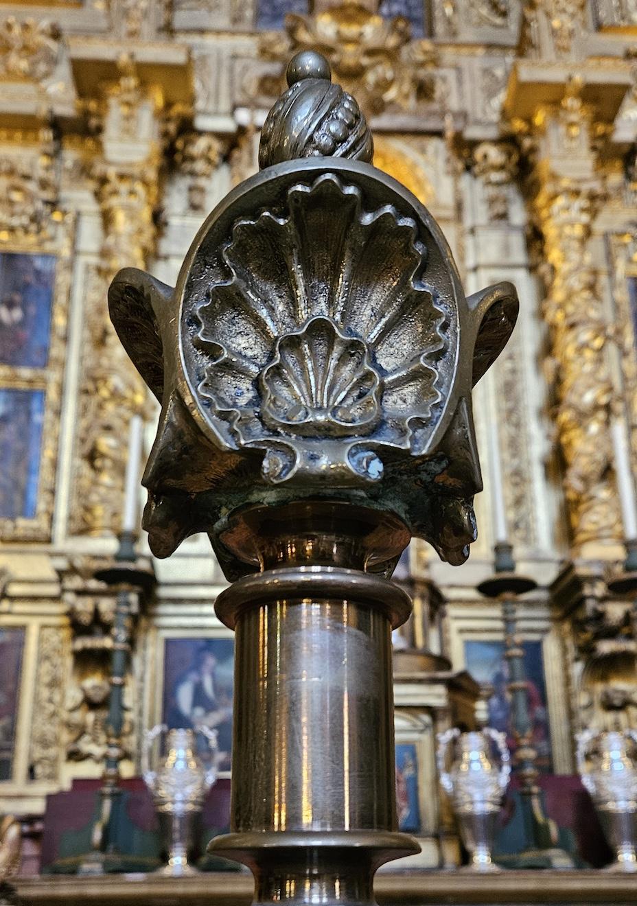 Detalle de la reja modernista en la cancela de la capilla del Sagrado Corazón de Jesús en la Catedral de Málaga