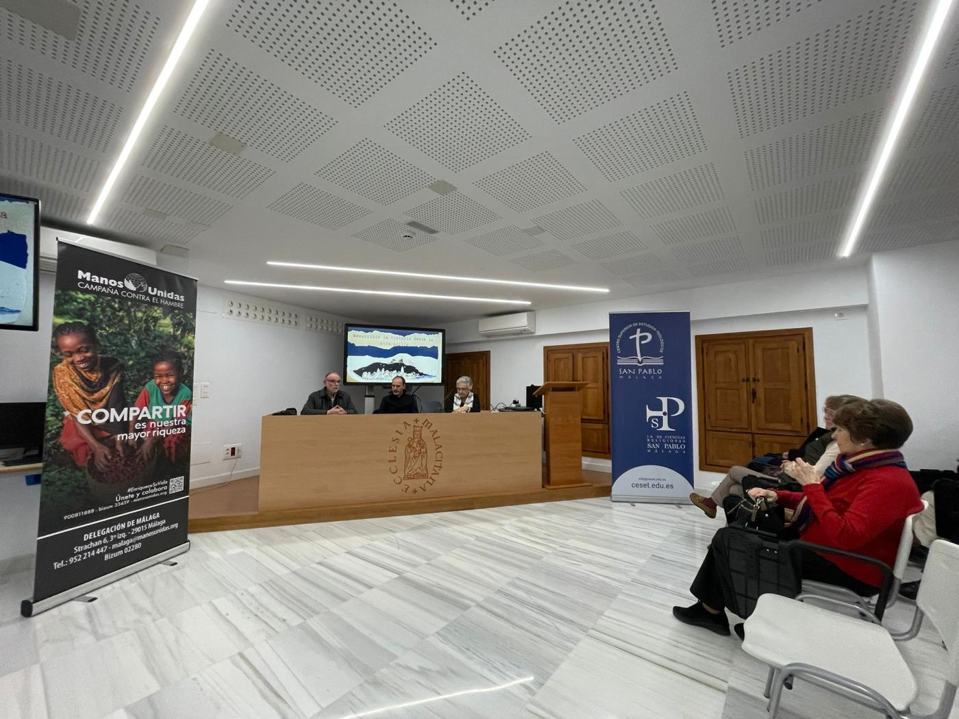 Conferencia del misionero jesuita Alvar Sánchez en el salón de actos del CESET