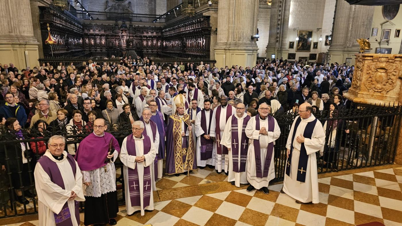 Seis arciprestazgos de la capital y la provincia peregrinan a la Catedral juntos