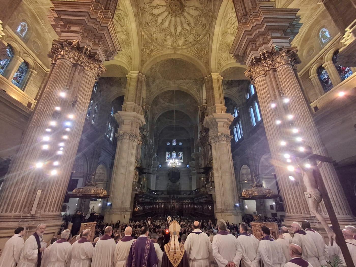 Seis arciprestazgos de la capital y la provincia peregrinan a la Catedral juntos