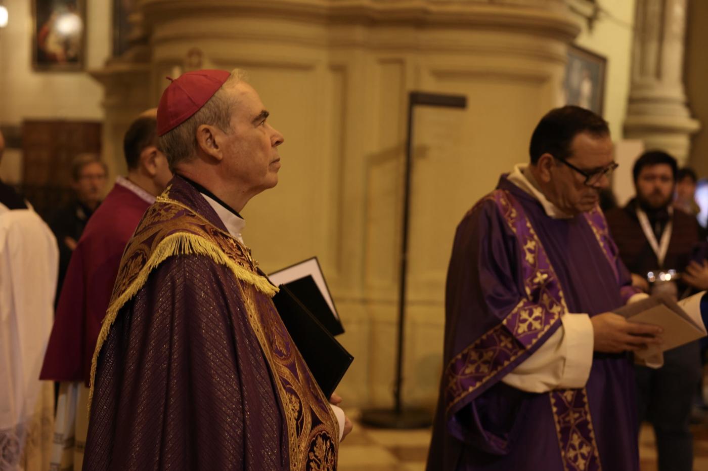 Los cofrades viven el Via Crucis como anticipo de su Jubileo en Roma
