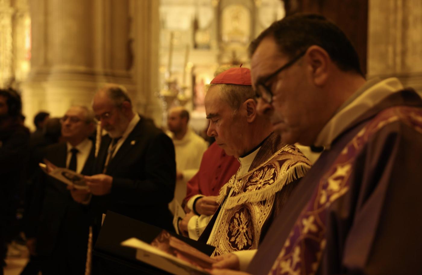 Los cofrades viven el Via Crucis como anticipo de su Jubileo en Roma