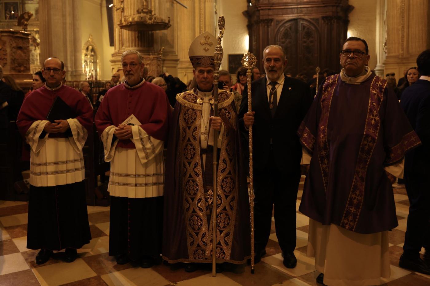 Los cofrades viven el Via Crucis como anticipo de su Jubileo en Roma