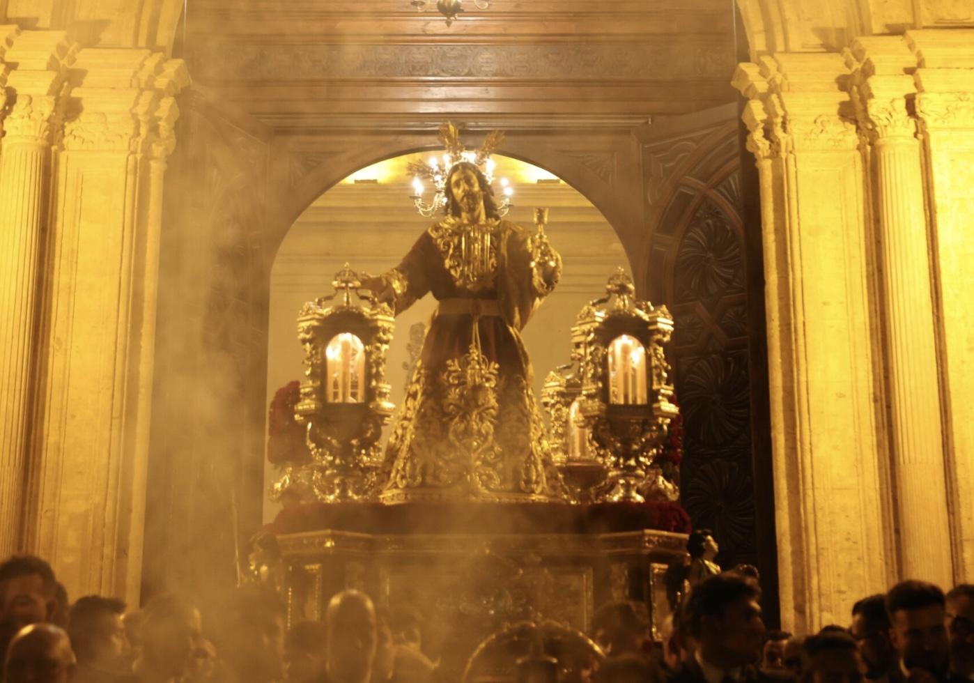 Los cofrades viven el Via Crucis como anticipo de su Jubileo en Roma