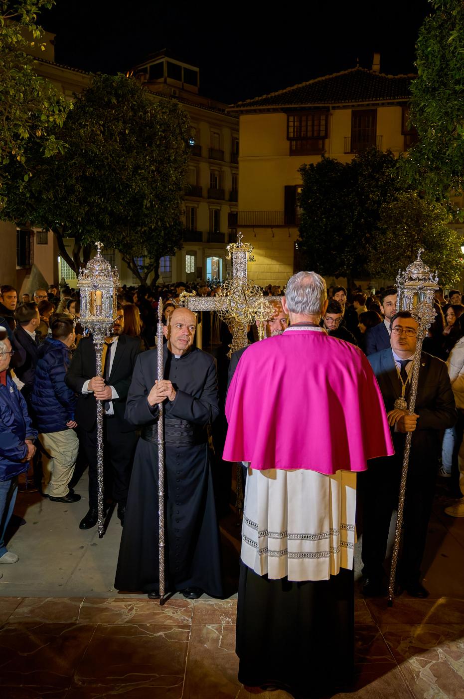 Los cofrades viven el Via Crucis como anticipo de su Jubileo en Roma