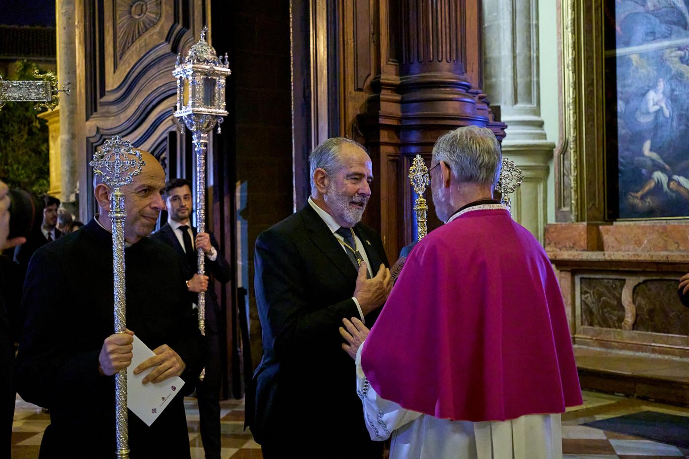 Los cofrades viven el Via Crucis como anticipo de su Jubileo en Roma