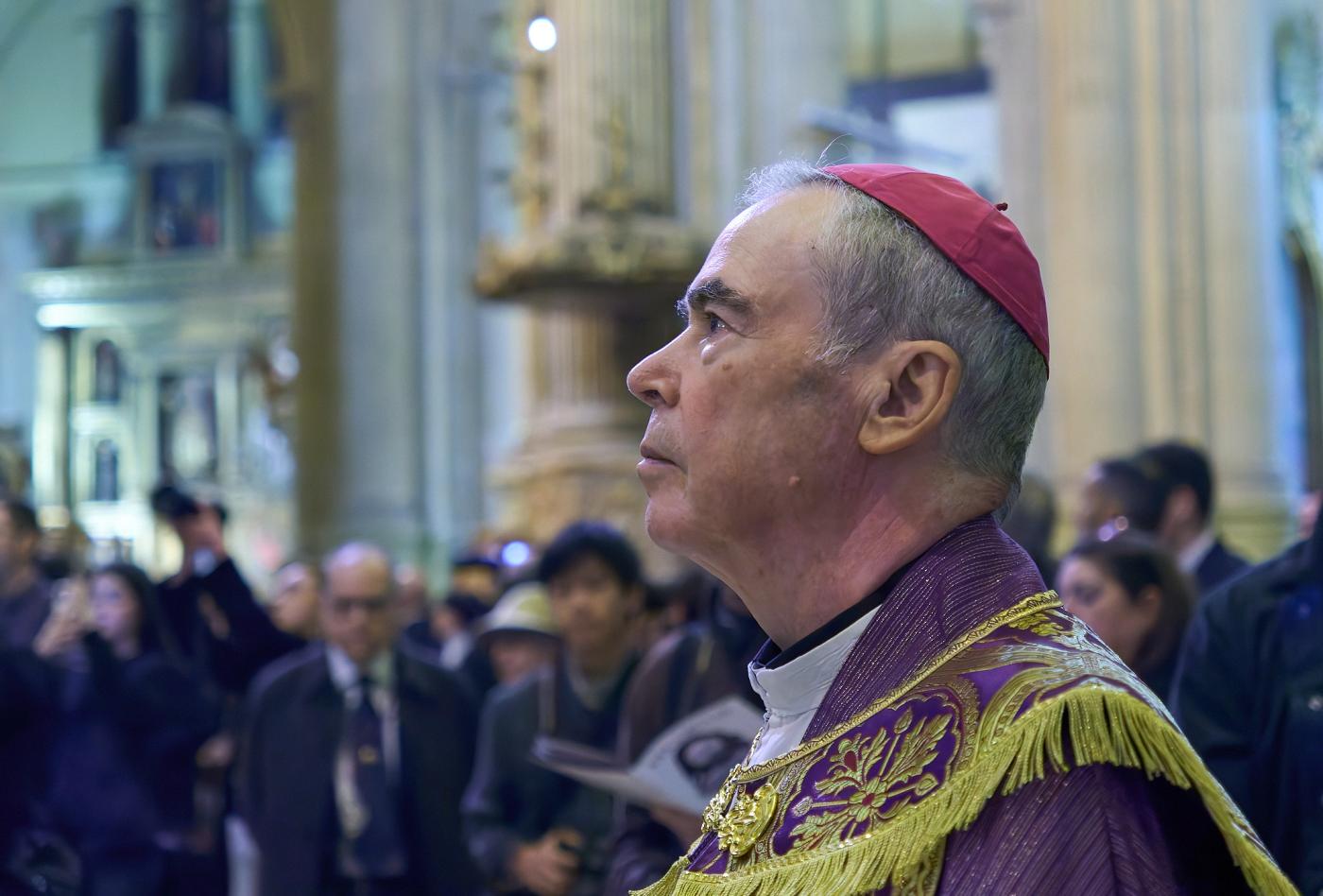 Los cofrades viven el Via Crucis como anticipo de su Jubileo en Roma