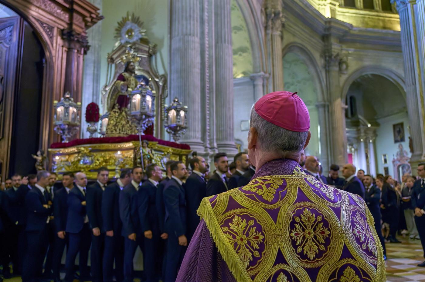 Los cofrades viven el Via Crucis como anticipo de su Jubileo en Roma