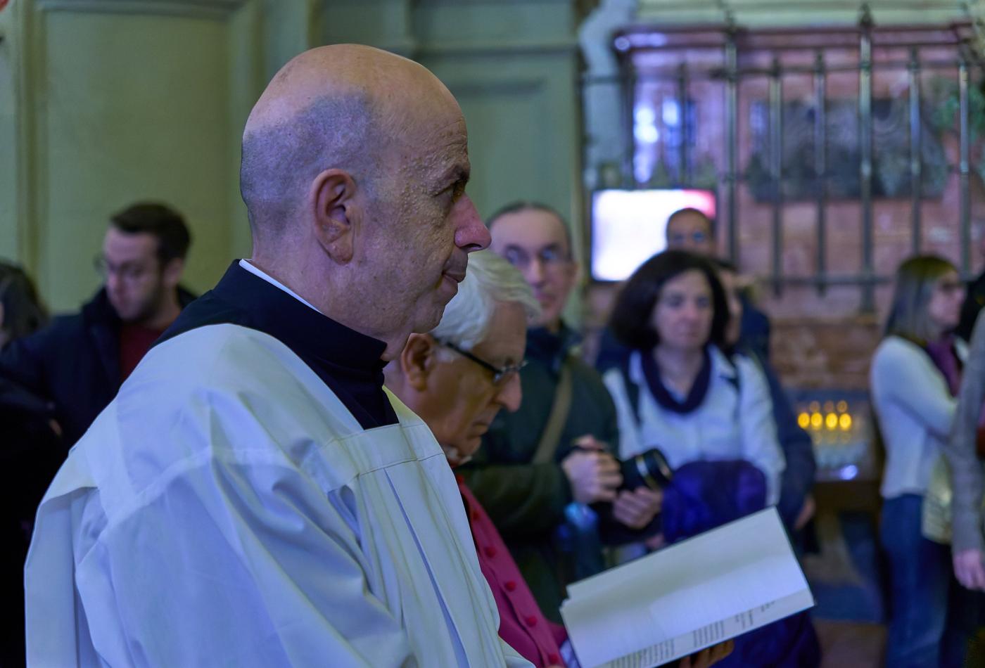 Los cofrades viven el Via Crucis como anticipo de su Jubileo en Roma
