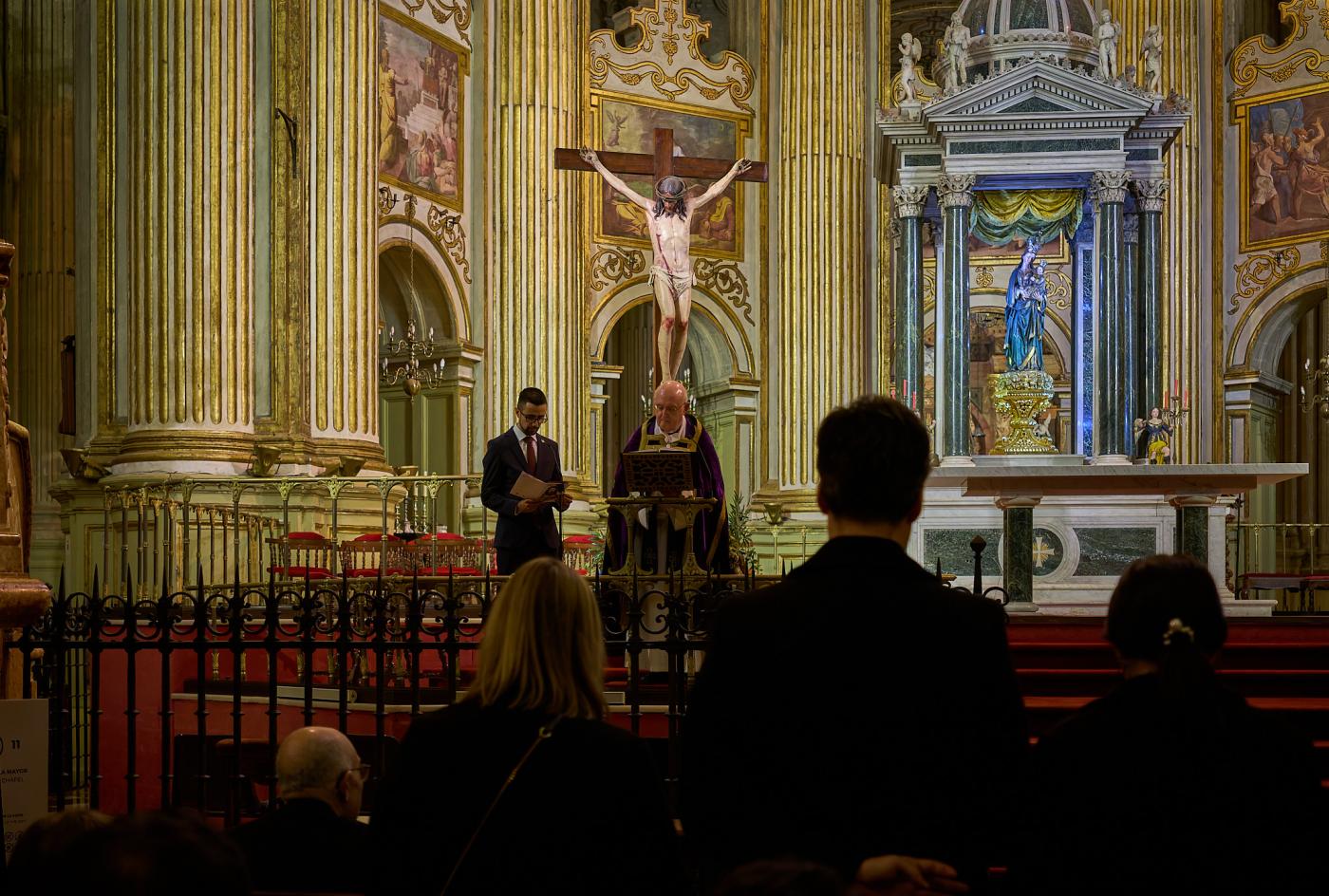 Los cofrades viven el Via Crucis como anticipo de su Jubileo en Roma