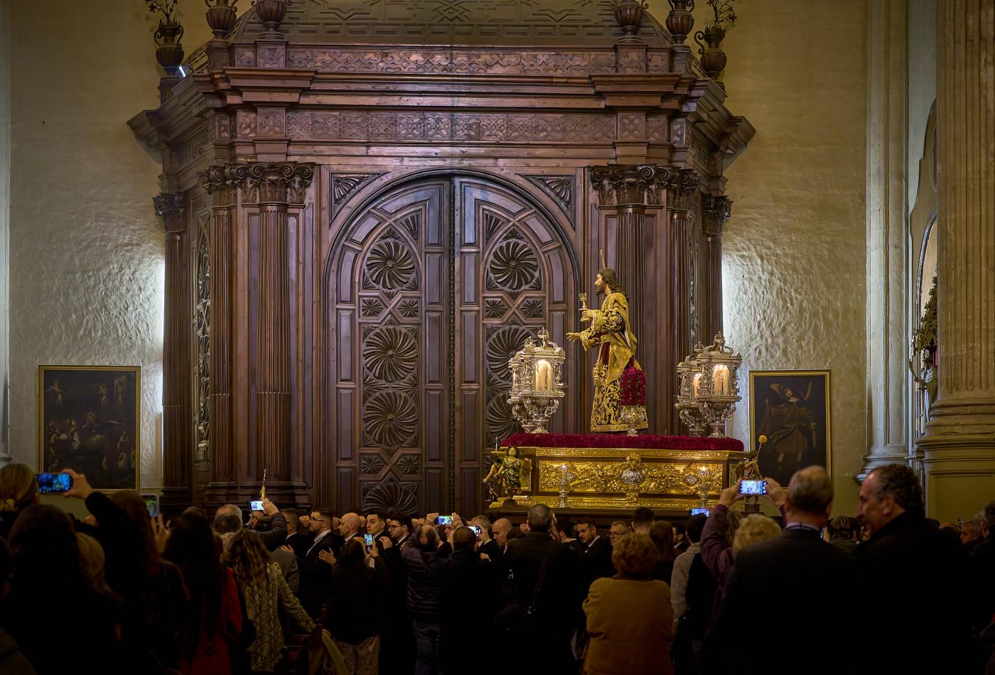 Los cofrades viven el Via Crucis como anticipo de su Jubileo en Roma