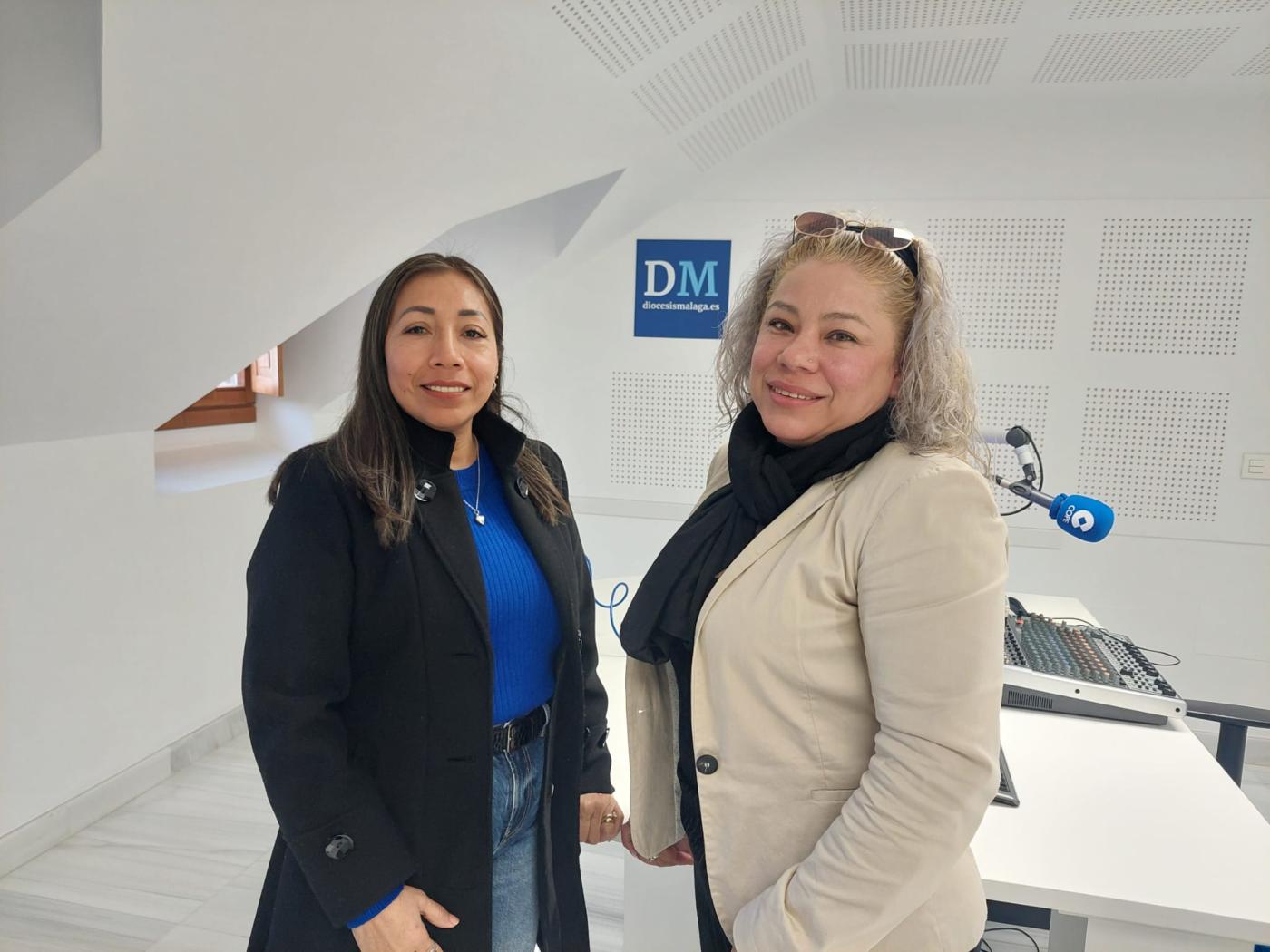 Guadalupe junto a otra compañera, Paola