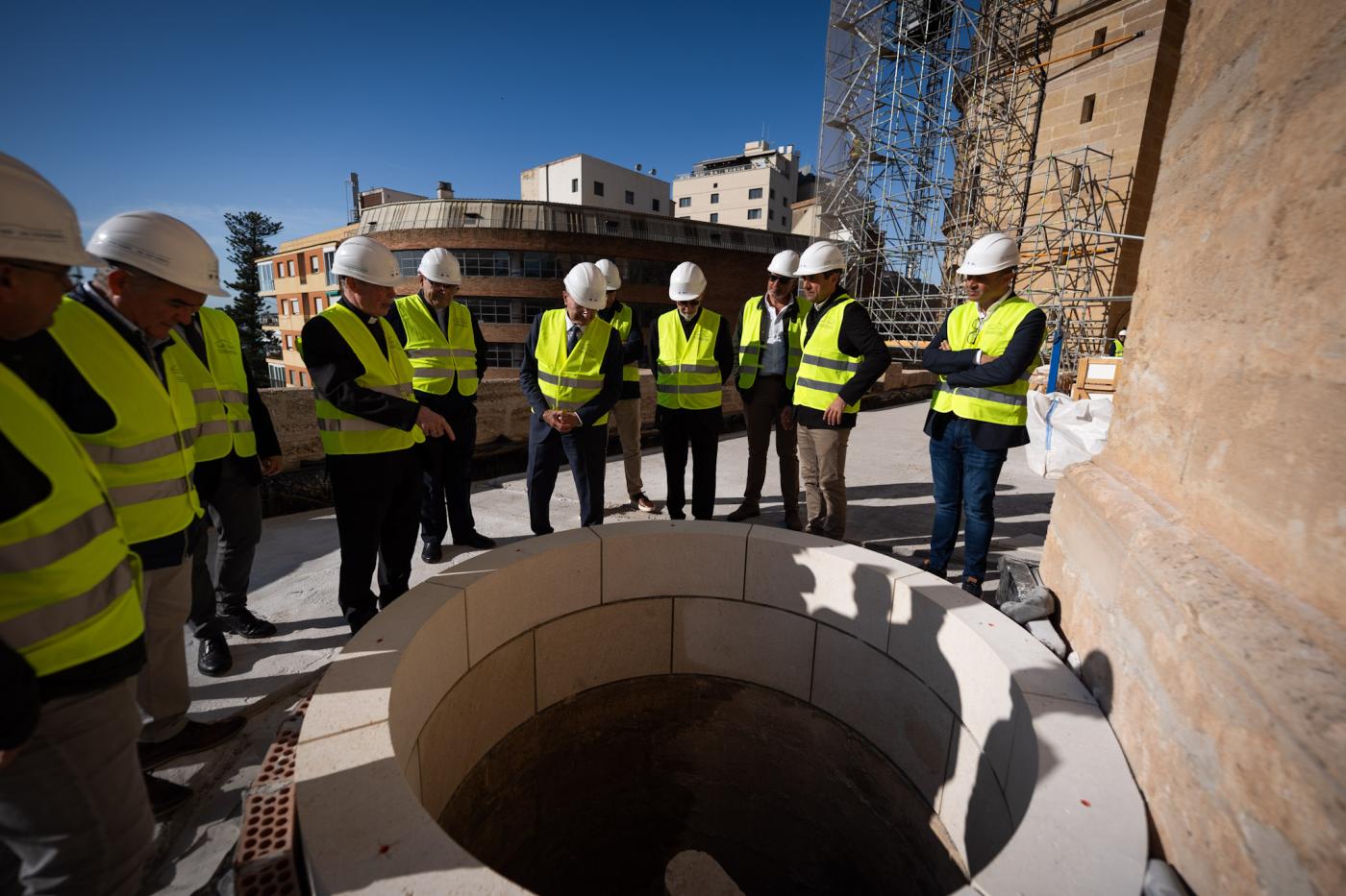 Visita del alcalde y miembros de la corporación municipal a las obras de la Catedral de Málaga