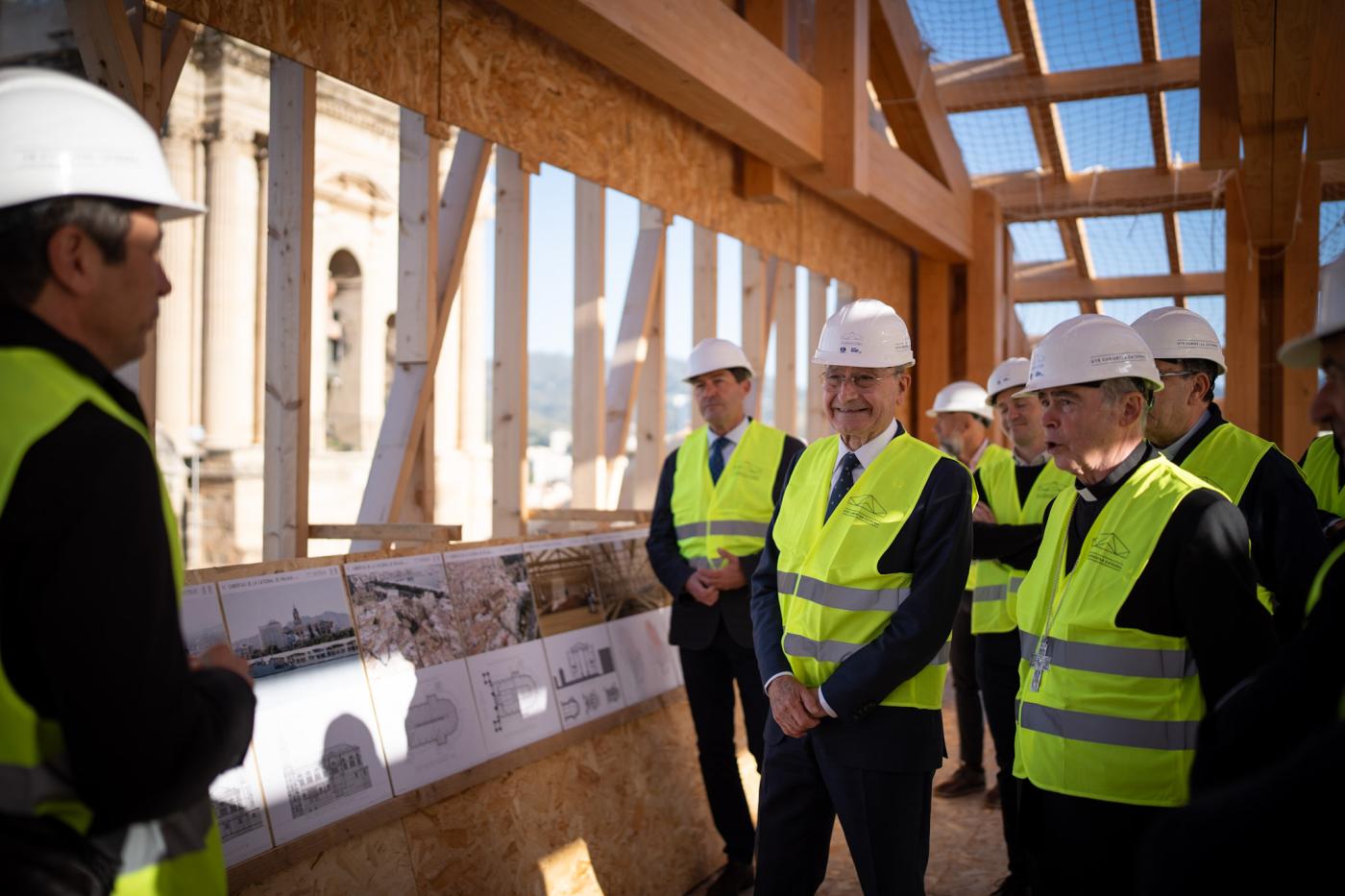 El alcalde de Málaga y miembros de la corporación municipal visitan las cubiertas de la Catedral