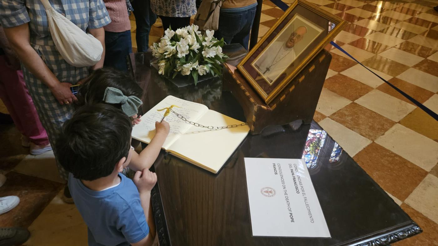 Los malagueños dejan sus condolencias en el libro de firmas que ha abierto la Catedral