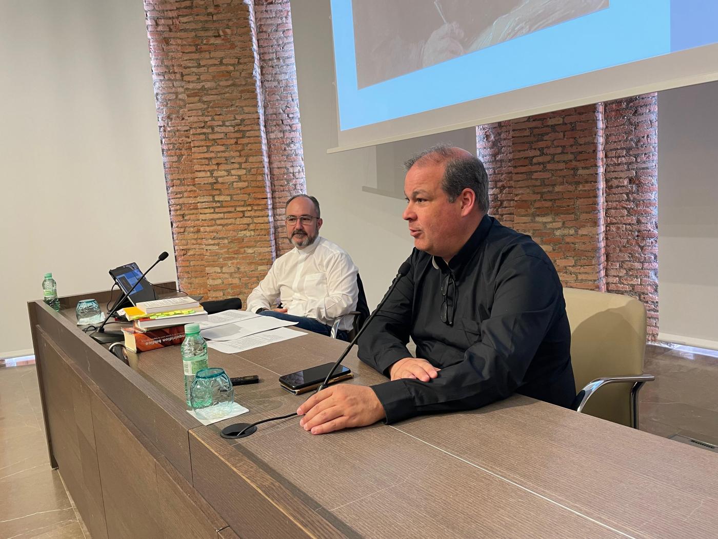 Audio de las ponencias del sacerdote Emilio López sobre la Dei Verbum