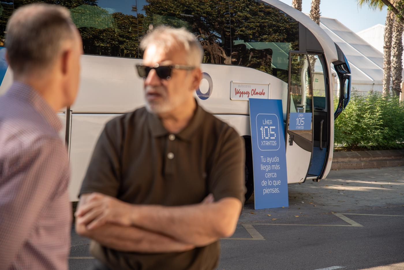 Viajeros de la Línea 105 en su primera parada frente a Cotolengo