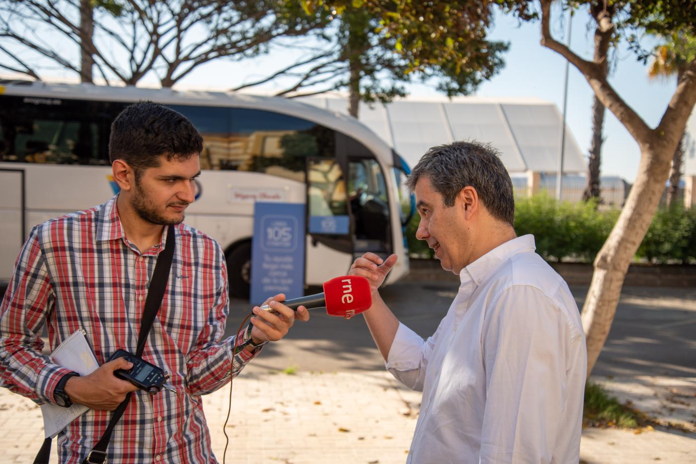 Viajeros de la Línea 105 en su primera parada frente a Cotolengo