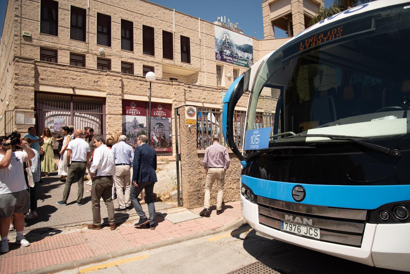 Parada de la Línea 105 en la parroquia Jesús Obrero y San Pío X en La Palmilla